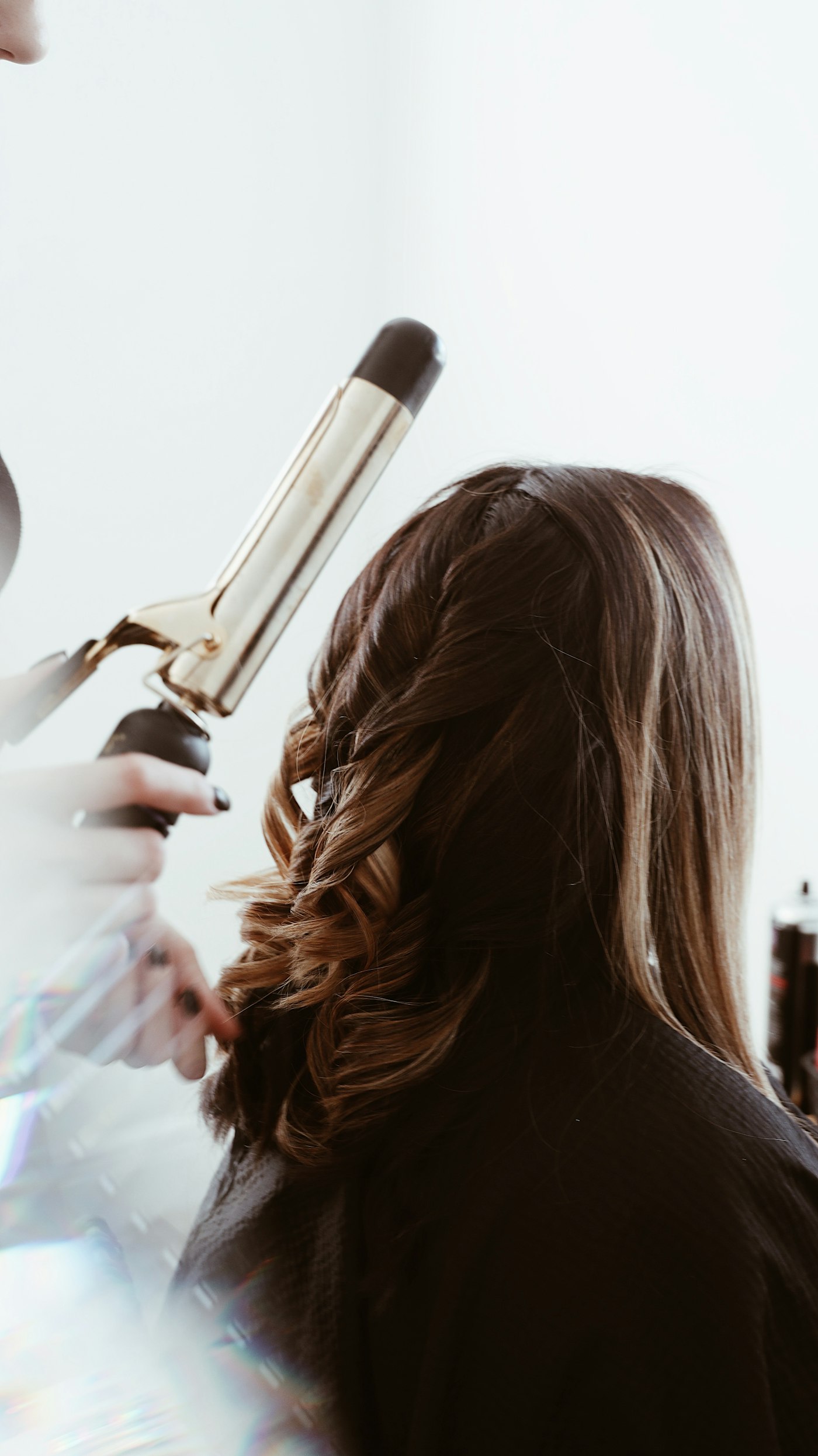Peluquería profesional peinando a una clienta